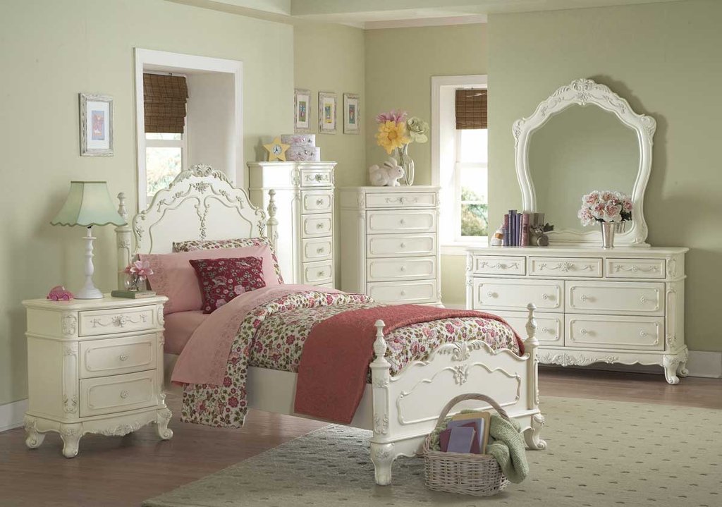 Significance Of Buying Dressers That Come Attached With Mirrors